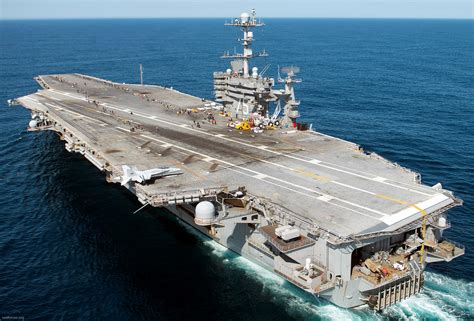 美国海军尼米兹级核动力航母林肯号离开圣迭戈军港开始部署__财经头条