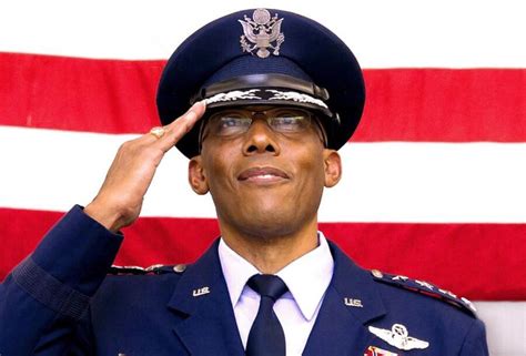 美国参议院全票通过 火速任命史上首位非裔空军总参谋长