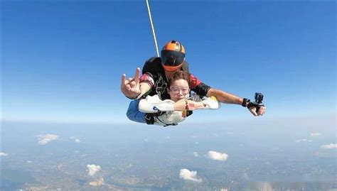 去泰国芭提雅初次尝试跳伞，感受万米高空中的速度与激情_聚焦江苏
