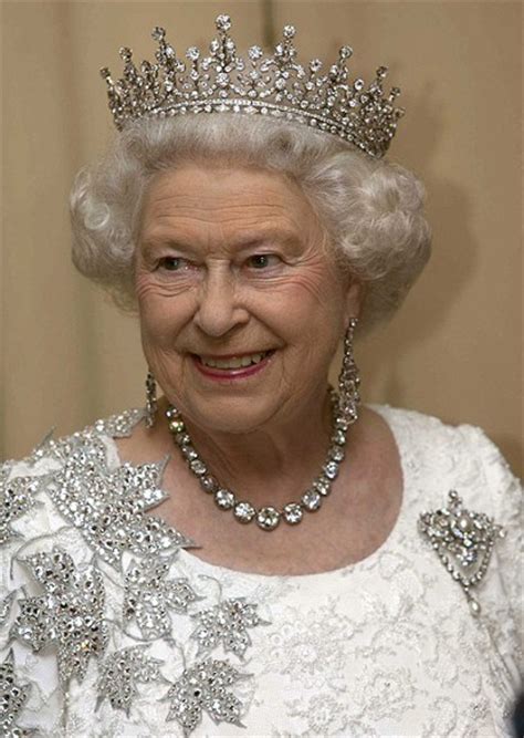 英国女王最爱的6个扮靓单品，你有哪些？ - 知乎