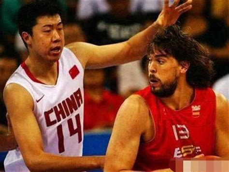 08年奥运会中国男篮对西班牙最后时刻，为什么换下王治郅？|王治郅|中国男篮|西班牙_新浪新闻