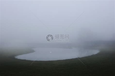 雾蒙蒙的山湖清晨宁静的山上高清图片下载-正版图片300042546-摄图网