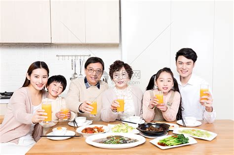 家庭内部家常饭聚餐高清图片下载-正版图片500206616-摄图网