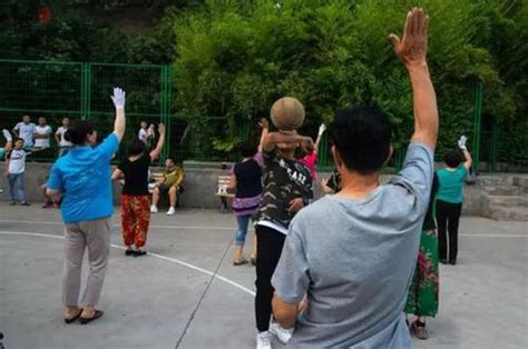 媒体为"广场舞与打篮球抢地"出招:大妈可以当观众——人民政协网