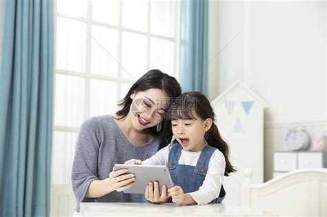 妈妈陪伴女儿平板电脑在家上课高清图片下载-正版图片501569758-摄图网
