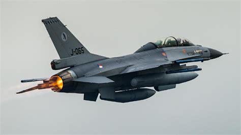 F16为何被誉为世界最成功战机？不仅空战性能极佳，还出口30多国|战隼|战斗机|战机_新浪新闻