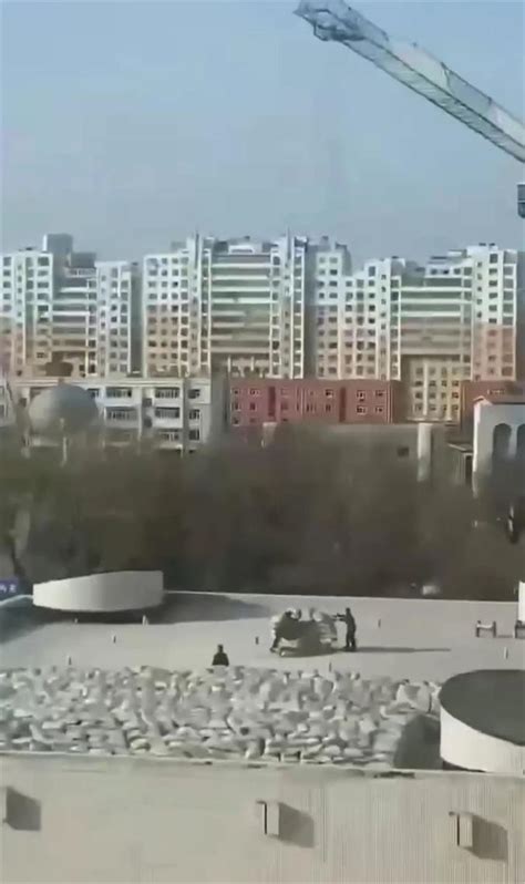 齐齐哈尔一中学体育馆楼顶坍塌