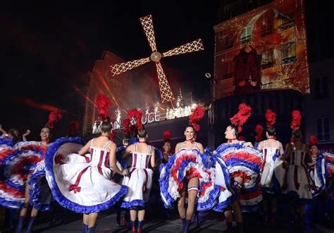 法国巴黎红磨坊130周年庆典 一场完美的声光秀