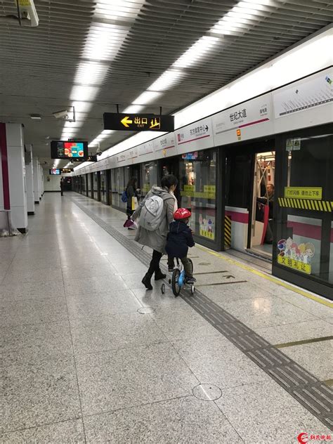 孩子骑童车上地铁 上海地铁运营方：各类自行车一律不准进入_上海滩_新民网