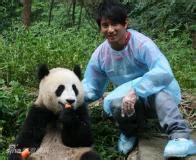 吴奇隆认养熊猫宝宝 倡导环保与动物交朋友(图)_影音娱乐_新浪网