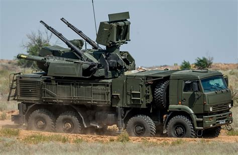 俄防空部队演练应对大规模导弹和无人机袭击