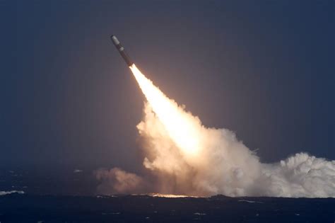 美军向太平洋海域发射4枚“三叉戟”洲际核导弹