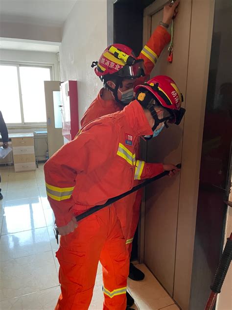 老人被困电梯心脏病发作 消防急速营救