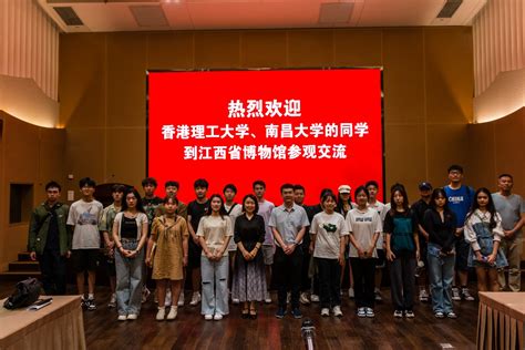 7月1 8 日上午， 学生们参观了江西省博物馆，通过展品和文物，感受南昌悠久的历史文化。