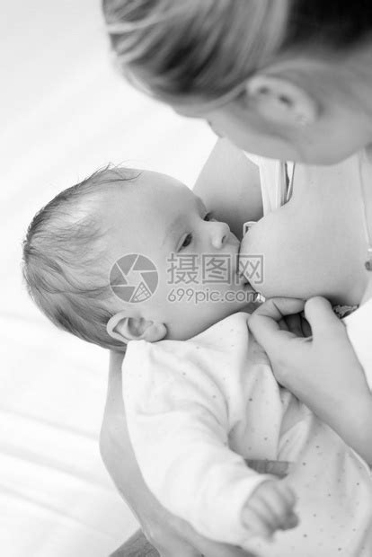 3个月大的婴儿男孩吸奶母亲乳房的黑白画像高清图片下载-正版图片304280368-摄图网