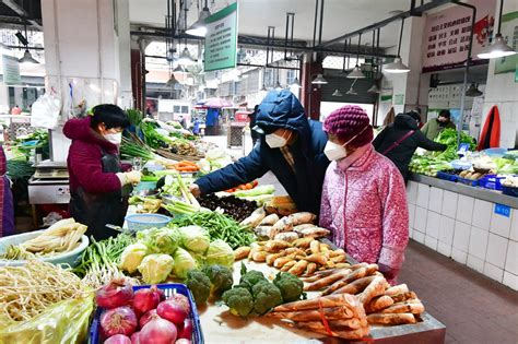 探访早上6点的成都菜市保供：通宵采购备货，上万斤蔬菜新鲜上架_四川在线