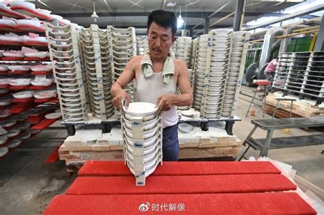 出口订单稳步增长 山西应县陶瓷企业工人生产忙