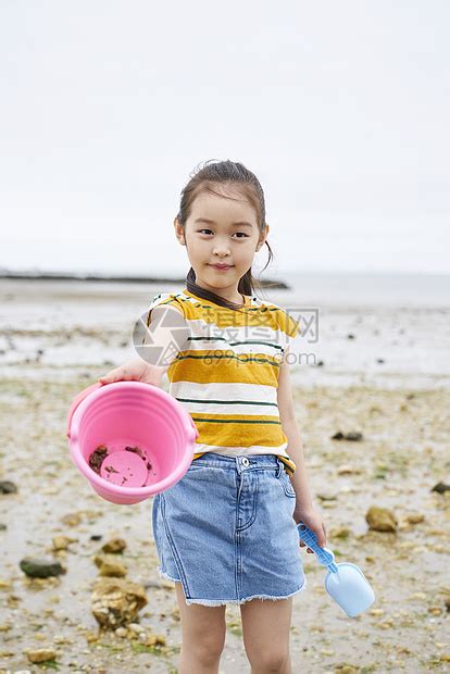 在海边捡石子的小孩高清图片下载-正版图片502217783-摄图网