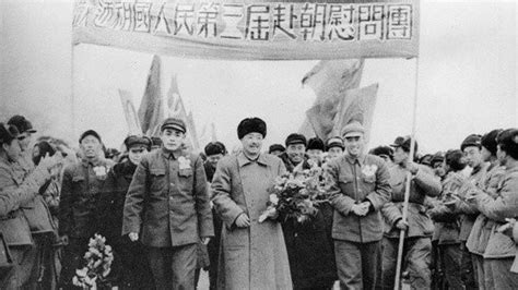 百年瞬间：中国人民赴朝鲜慰问团到前线慰问演出