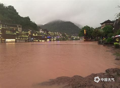 大暴雨袭击湖南凤凰 沱江水位暴涨古城被淹-图片频道