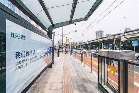 上海中运量公交71路运营一周年 乘客：最好能再少走几级楼梯_城生活_新民网