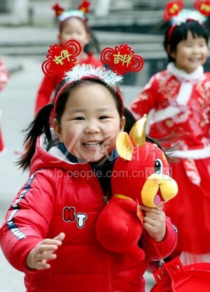 江苏苏州：中外儿童齐迎新春-人民图片网