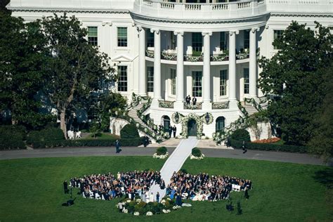 白宫南草坪迎来拜登长孙女婚礼，有网友对比特朗普小女儿蒂芙尼婚礼