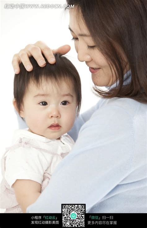 妈妈抚摸小孩头发图片免费下载_红动中国