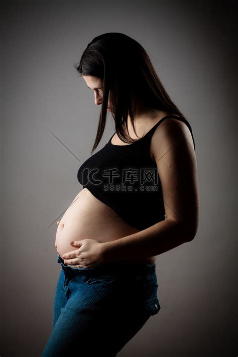 怀孕的女人高清摄影大图-千库网