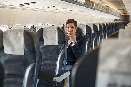 在飞行途中，当乘客都睡着后空姐会去哪？