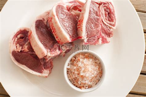 新鲜羊肉排盐盘高清摄影大图-千库网