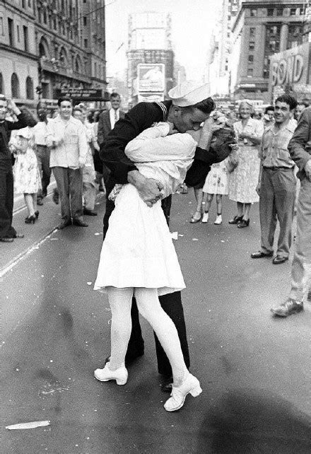二战经典照片“胜利之吻”中的美国水手门多萨已于17日去世：终年95岁-新闻资讯-高贝娱乐