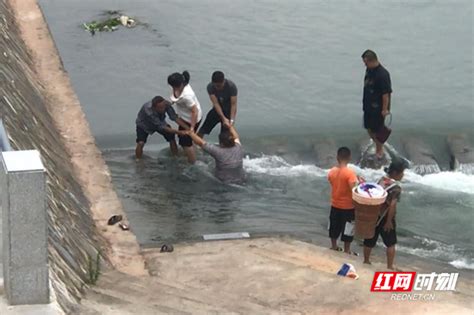 麻阳：一女子踏水过河险被冲走 附近群众联手相救_新浪湖南_新浪网