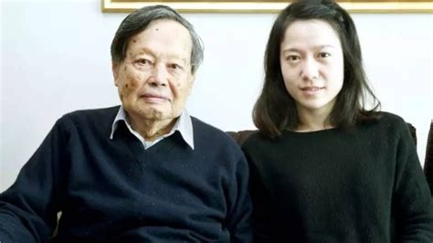 43岁翁帆与97岁杨振宁近照曝光 网友：越来越年轻了_凤凰网
