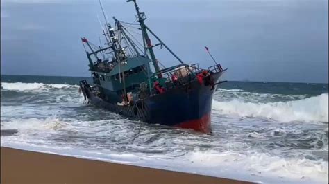 汇思想 _ 长江口一渔船搁浅 11名遇险渔民成功获救