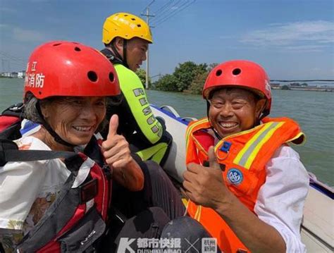 七旬老人困在洪水中 获救后给浙江救援人员竖起大拇指_手机新浪网