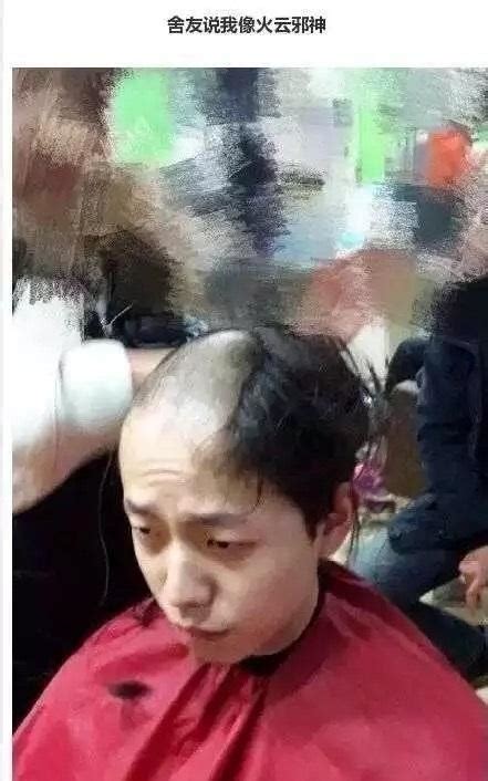 小伙子在理发店剪完头发后，女友哭着要报警，网友：抓起来关一年
