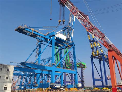 国内首个海铁联运自动化码头首台岸桥完成总装-港口网