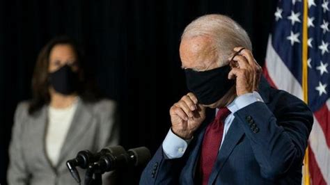 拜登戴口罩遭特朗普嘲笑：花钱整容的脸为何要遮住？