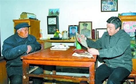 2011年，一河南老农见到省委书记，拿出旧布包：里面是我的军功章_卢书记_李文祥_老人家