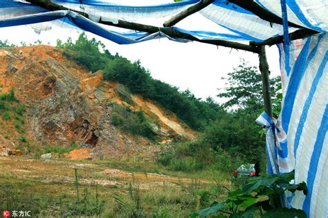 湖南一人大代表非法采矿 山林被切出巨大天坑_手机凤凰网