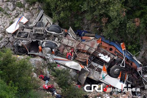 阿尔巴尼亚大客车坠入80米深山崖 至少11死22伤(高清组图)_凤凰网资讯_凤凰网