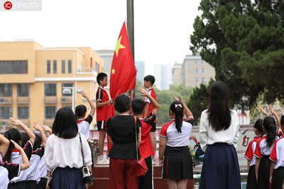 周一升旗，为什么有的班校服、红领巾都齐整，而有的班不是呢？