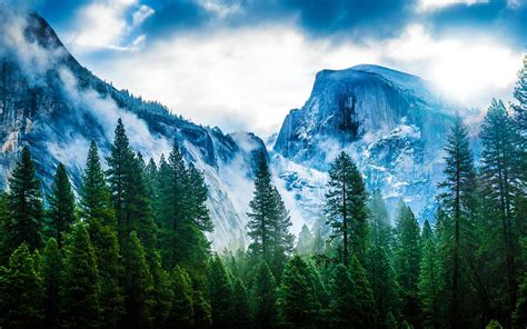 高山摄影素材一个人站在高高的石头山山顶欣赏着壮丽的自然世界