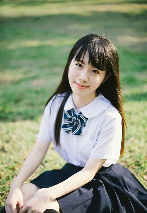 红蓝校服甜美女生头像