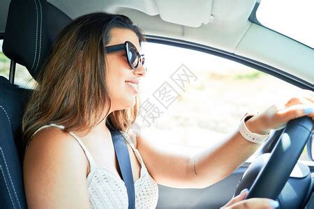 美丽的亚洲女在路上驾车高清图片下载-正版图片503663793-摄图网