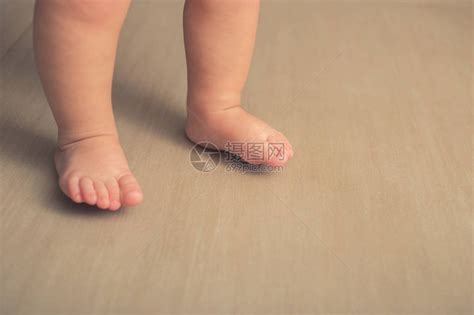 孩子们的光脚孩子们的光脚在地板上高清图片下载-正版图片505049697-摄图网