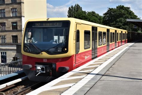 Eine S-Bahn der Baureihe 481 fährt in den Bahnhof Berlin-Alexanderplatz ...