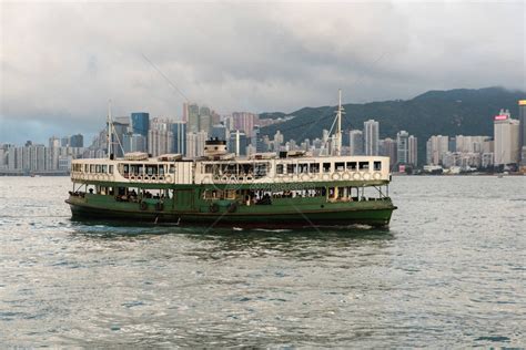 在香港维多利亚港的渡轮船高清图片下载-正版图片320559359-摄图网