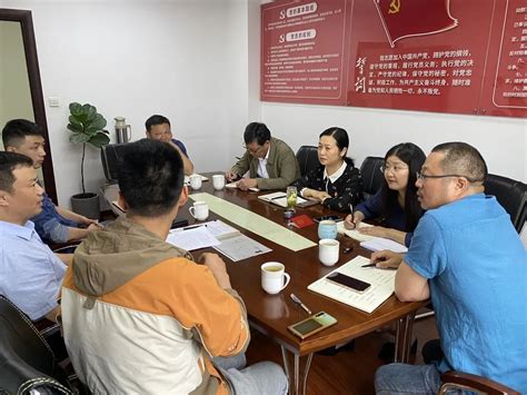 王颖（右三）与职能部门一起研究会办信访事项。